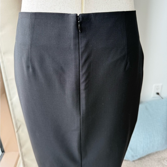 Theory Black Pencil Skirt with Sleek Design - Picture 5 of 9